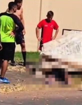 A vítima foi espancada em frente a uma casa onde eles estavam.