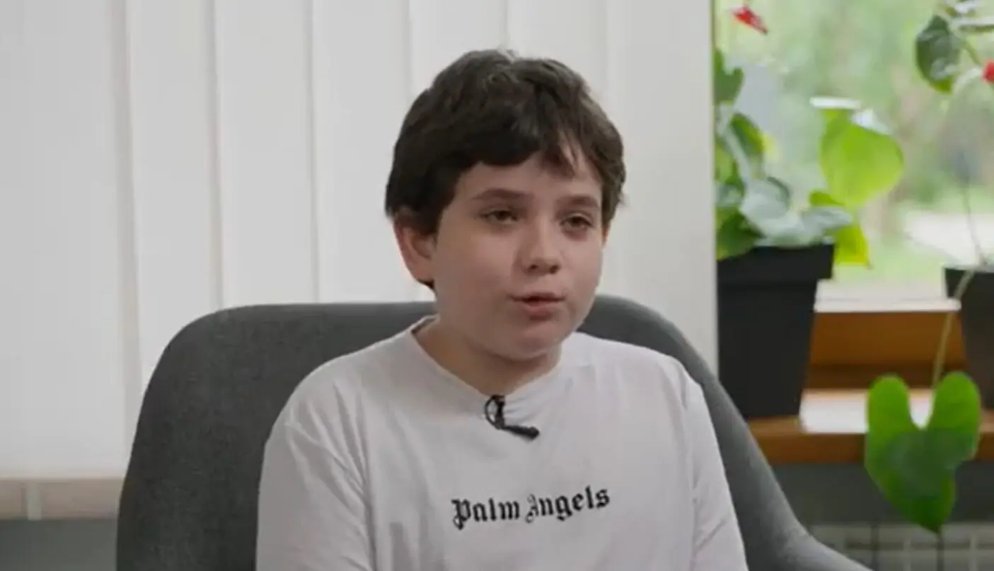 O garoto Ilya comemora o fato de estar de volta em casa. Foto> Reprodução Bring Kids Back UA