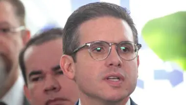 Deputado Hugo Motta pressiona governo para revogar IOF sobre operações de risco sacado