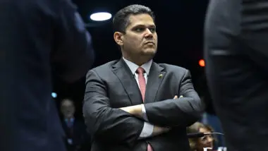 Após derrubar IOF, Alcolumbre diz que derrota do governo “foi feita a várias mãos”