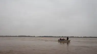 Resgate de pessoas ilhadas em maio de 2024 no Rio Grande do Sul: produtores de arroz acumulam dívidas após inundações que devastaram o estado e secas severas em anos anteriores.
