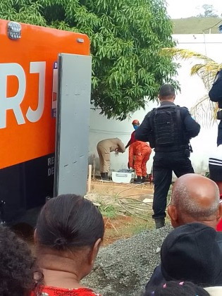 Ao sentirem um cheiro forte, os policiais verificaram a cisterna e encontraram os corpos.