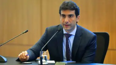 Gabriel Galípolo, presidente do BC, reitera a necessidade de manter a Selic em níveis elevados.