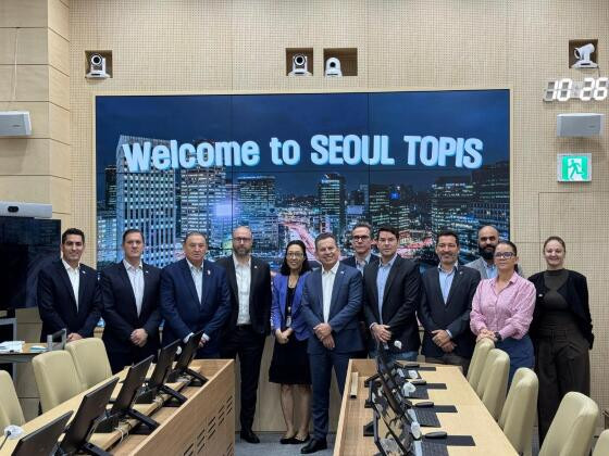 O sistema interliga todos os modais: táxi, metro, ônibus, bicicletas alugadas e os carros autônomos que estão em teste.