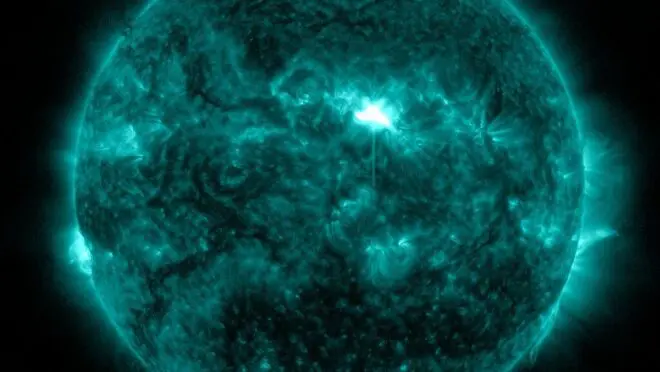 Erupção solar captada pela NASA, na terça-feira (17).