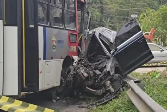 Imagens registradas por testemunhas do acidente mostram as partes frontais do ônibus e do carro completamente destruídas.