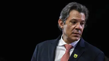 Ministro da Fazenda, Fernando Haddad, irá apresentar medidas como IR de 17,5% sobre aplicações financeiras ao presidente Luiz Inácio Lula da Silva na terça-feira (10)