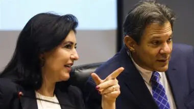 Os ministros Simone Tebet (Planejamento) e Fernando Haddad (Fazenda): governo vai aumentar IOF e bloquear recursos para cumprir metas fiscais