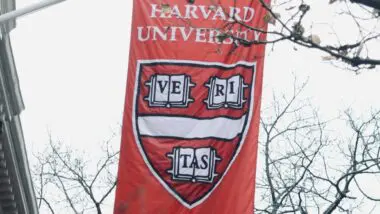Banner pendurado na Universidade de Harvard, EUA.