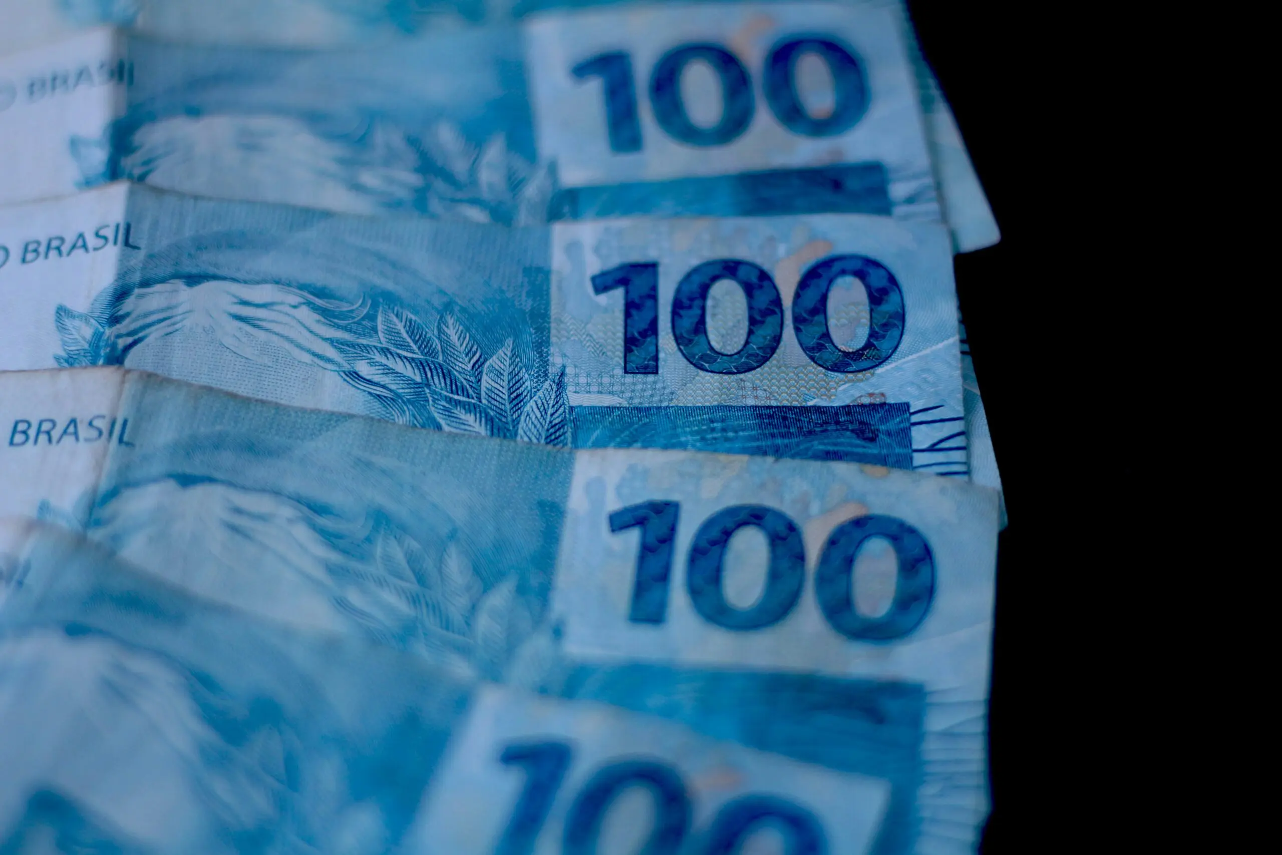 Quatro notas de cem, que serão utilizadas para o pagamento do 2º lote da Restituição do Imposto de Renda.