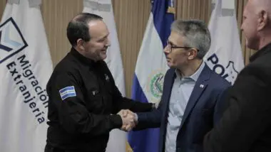 Governador de Minas Gerais, Romeu Zema (Novo), encerra missão em El Salvador em reunião com ministro da Justiça e Segurança Pública, de olho em 2026.