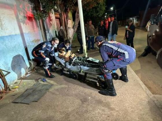 Homem é esfaqueado enquanto dormia na calçada