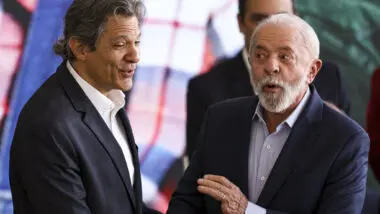 Ministro da Fazenda, Fernando Haddad, e presidente Luiz Inácio Lula da Silva (PT) durante cerimônia de lançamento do Plano Safra 2025/2026 nesta terça-feira (1º)