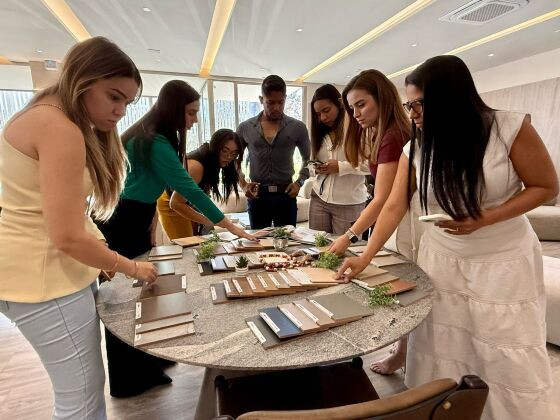 Durante o encontro, o grupo teve a oportunidade de conhecer de perto as novidades da Greenplac, indústria especializada na produção e comercialização de painéis de madeira certificada MDF.