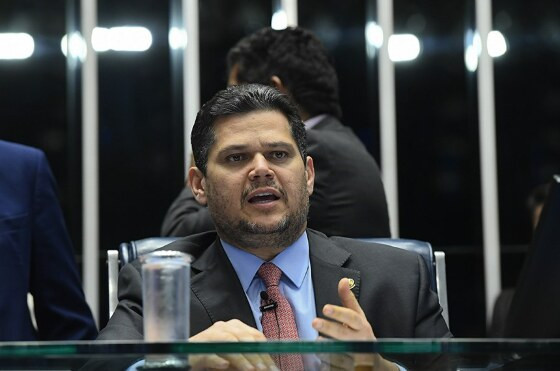 Davi afirmou que tomou essa decisão devido ao quórum baixo do Plenário, à divisão de opiniões entre os senadores e aos pedidos de adiamento feitos por líderes partidários.