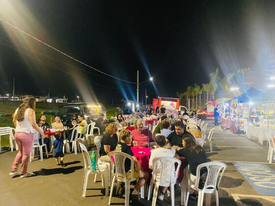 O evento contou com música ao vivo, comidas típicas, brincadeiras para as crianças e sorteios de prêmios