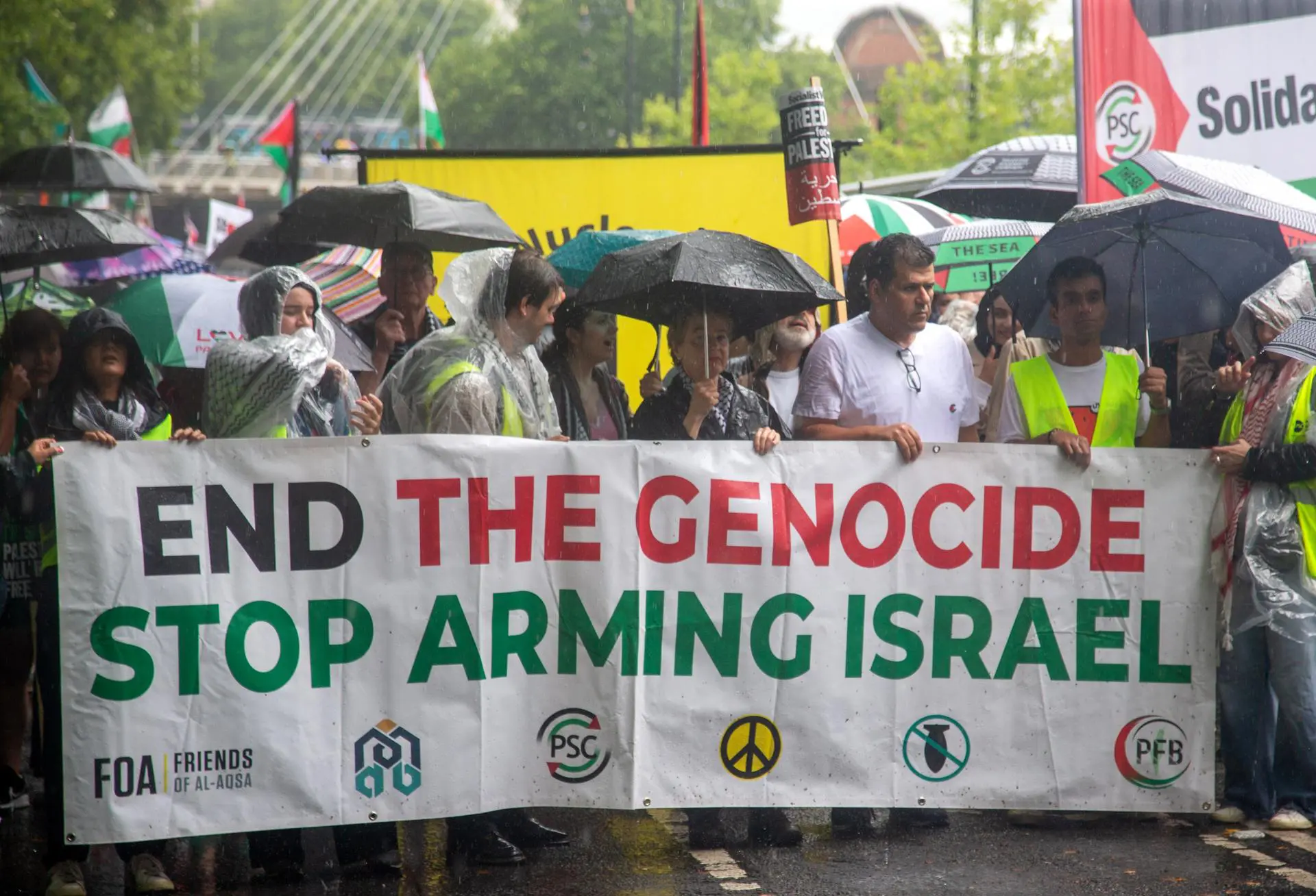 Manifestantes estendem faixa contra envio de armas para Israel em ato ocorrido em Londres