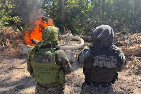 Na ação dessa quarta, foram apreendidos um trator, quatro motobombas e um tanque de combustível.
