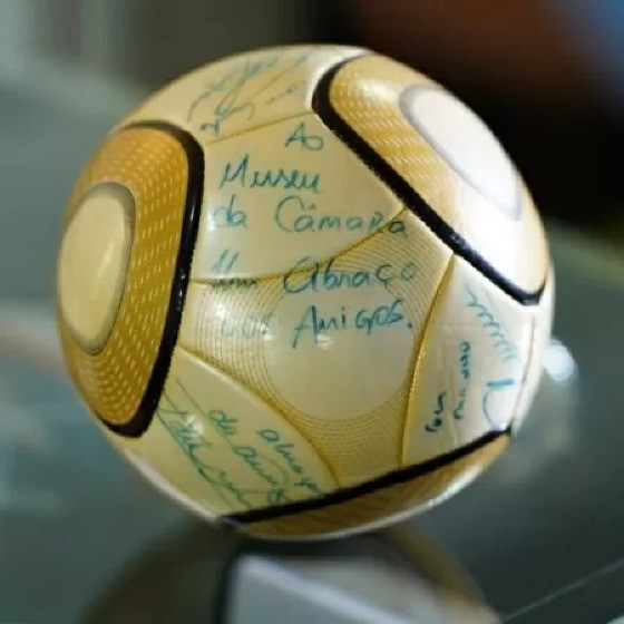 Bola autografada por Neymar havia sido roubada nos protestos de 8/1