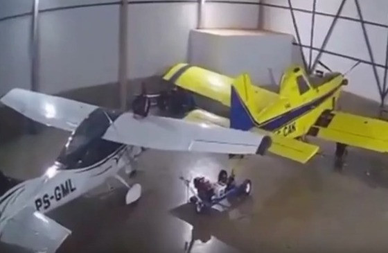 Sem conseguir ligar a aeronave, que estava travada com uma trava de segurança instalada na hélice, os criminosos roubaram um veículo Fiat Strada branco, cinco celulares, um tablet e uma carteira contendo documentos e cartões das vítimas