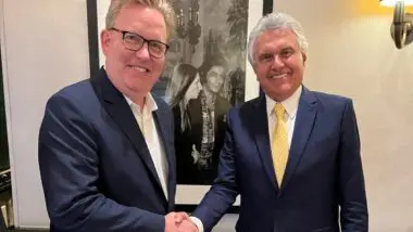 Governador de Goiás, Ronaldo Caiado (União) com o vice-presidente mundial de Relações Institucionais da Amazon, Shannon Kellogg.