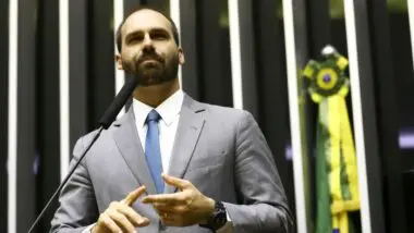 Eduardo Bolsonaro defende tarifaço e pede anistia.