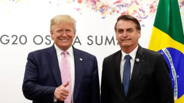 Bolsonaro elogia firmeza de Trump e cobra urgência dos Poderes para salvar o Brasil