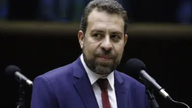 Boulos pede que PF demita Eduardo Bolsonaro do cargo de escrivão