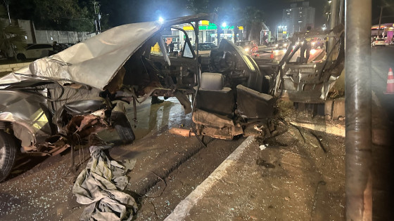 Devido ao impacto da batida, é possível ver alguns destroços do carro espalhados pela pista.