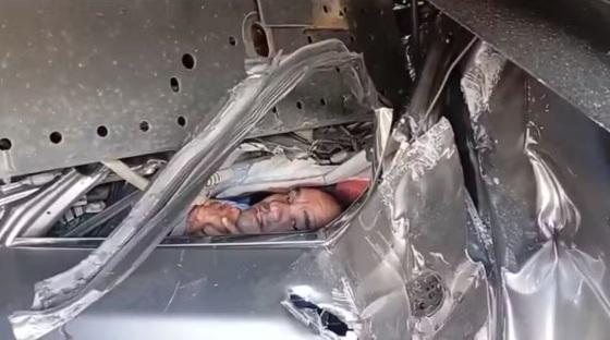 Os cinco passageiros ficaram presos nas ferragens