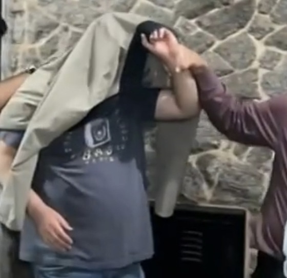 Juiz cobre a cabeça ao deixar carceragem