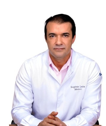 Dr. Rogério Leite é cirurgião oncológico, especialista em cirurgia de cabeça e pescoço, com foco em câncer de tireoide e tireoidite de Hashimoto. Com mais de 20 mil cirurgias realizadas, alia prática clínica, ciência e prevenção para promover saúde c