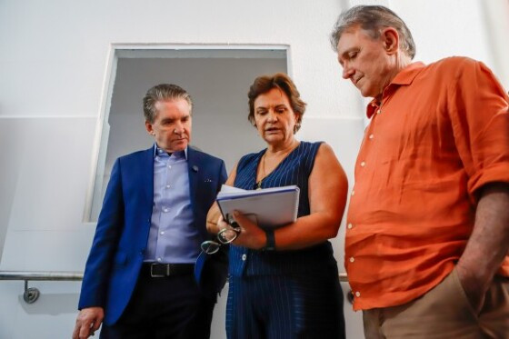 O presidente do TCE-MT, Sérgio Ricardo, juntamente com a presidente do Abrigo, Márcia Ferreira, e o conselheiro Antonio Joaquim. 