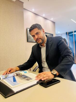 Assinando o capítulo intitulado “Mercado Imobiliário: o Poder do Networking”, Gilson compartilha sua trajetória e destaca a importância de construir relações sólidas e estratégicas como ferramenta essencial para impulsionar vendas, gerar novas oportu