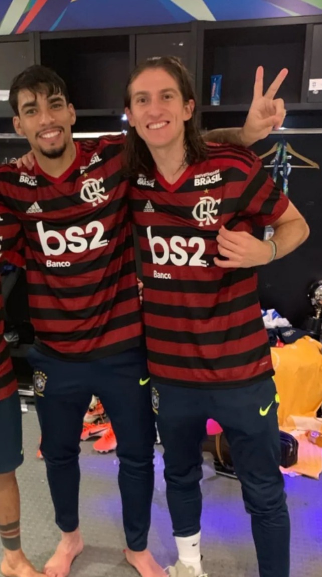 Lucas Paquetá e Filipe Luís com camisa do Flamengo