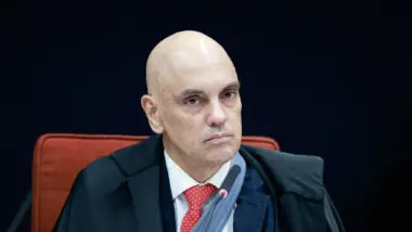 Moraes dá 24h para defesa de Bolsonaro explicar postagens nas redes e alerta sobre prisão