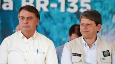 Bolsonaro nega relação entre tarifaço e anistia e minimiza crise entre Tarcísio e Eduardo