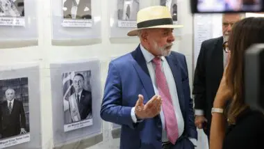 Lula ao lado dos retratos de Temer e Bolsonaro: petista "enterrou" regime do teto de gastos, que vigorou nos dois governos anteriores.