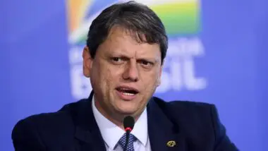 Tarcísio projeta “40 anos em quatro”, defende corte de ministérios e acena ao cenário presidencial de 2026.