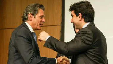 O ministro da Fazenda, Fernando Haddad (e) ao lado do atual presidente do BC, Gabriel Galípolo, durante evento em comemoração aos seus 60 Anos do Banco Central