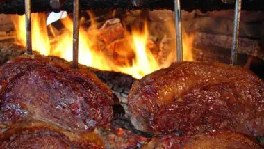 Carne de boi e café estão entre os itens que ficaram de fora da lista de exceções do tarifaço americano. Queda nas exportações pode levar à redução nos preços no mercado brasileiro