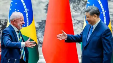 Brasil firma acordos com Rússia e China para fortalecer cooperação econômica, mesmo com investigação dos EUA sobre influência chinesa no agronegócio brasileiro.