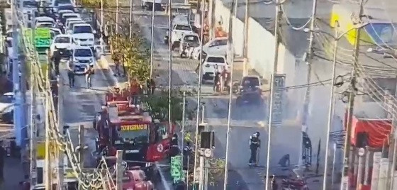 Imagens do local mostram que toda a região está isolada para o combate às chamas.