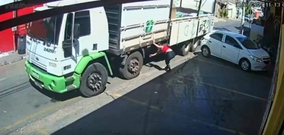 O caminhão só parou após bater em um poste de iluminação pública