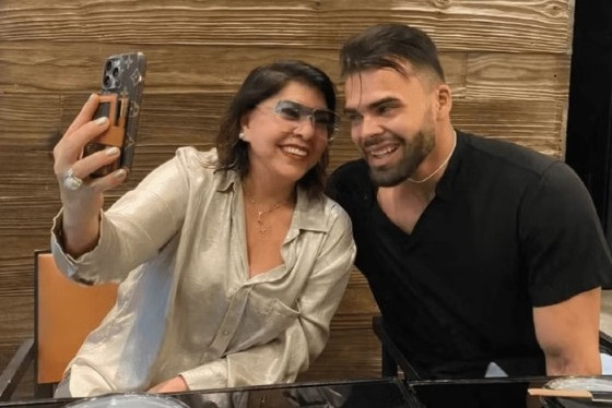 Durante um show em dezembro de 2024, Roberta surpreendeu a plateia ao pedir Daniel em casamento no palco, selando o momento com um beijo apaixonado.