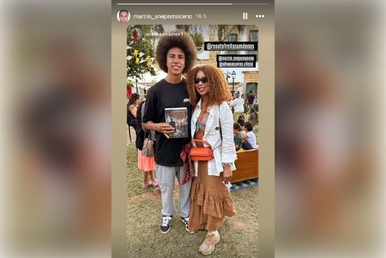 A foto do vereador com o livro de VP não foi postada por ele, e sim por um perfil de Marcinho VP no Instagram