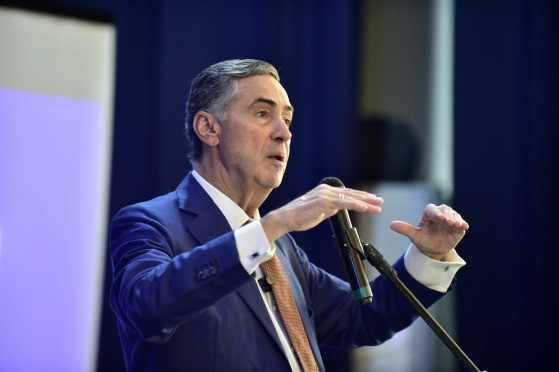 Barroso também comentou sobre a divisão entre direita e esquerda no Brasil. 