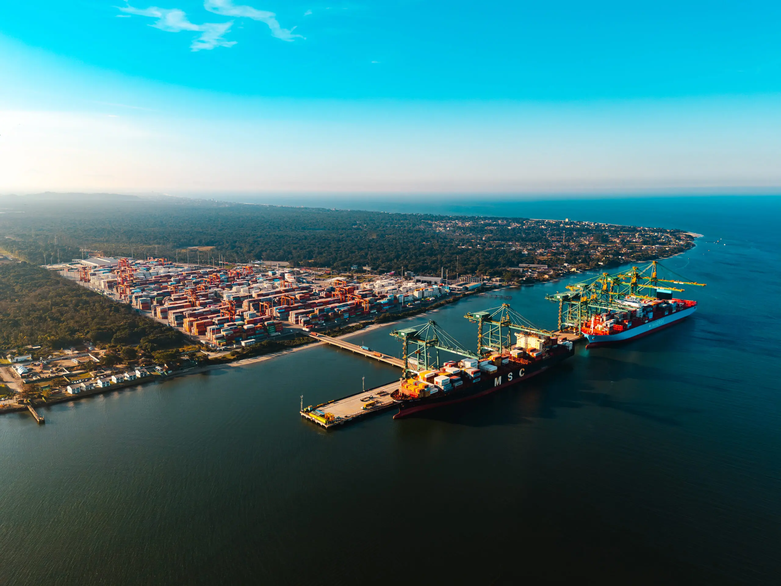 Porto Itapoá registra aumento de 33% na movimentação de contêineres no primeiro semestre de 2025.