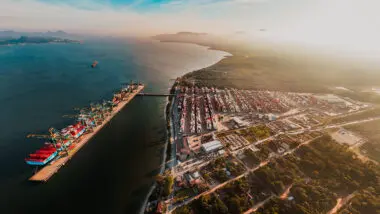 Porto Itapoá movimenta 73 mil contêineres em julho, registrando a segunda maior movimentação mensal do ano.