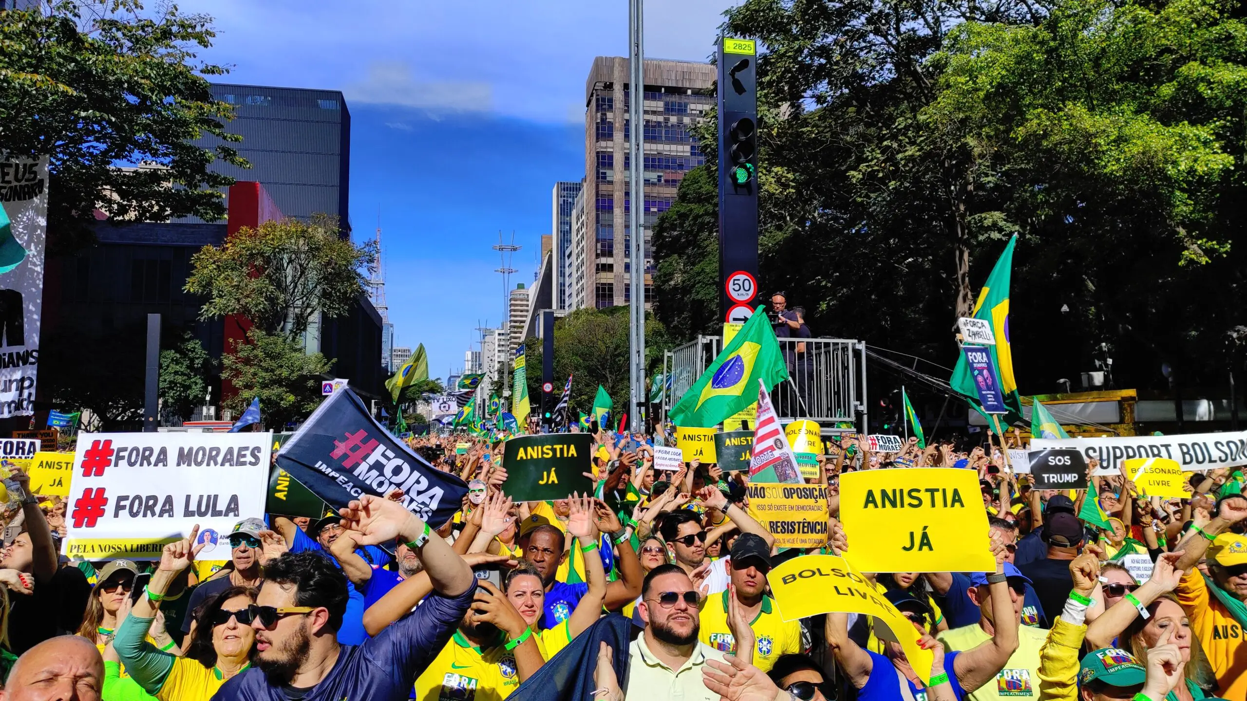 Manifestantes gritam "Fora Xandão!" e "Lula ladrão, seu lugar é na prisão!" na Avenida Paulista